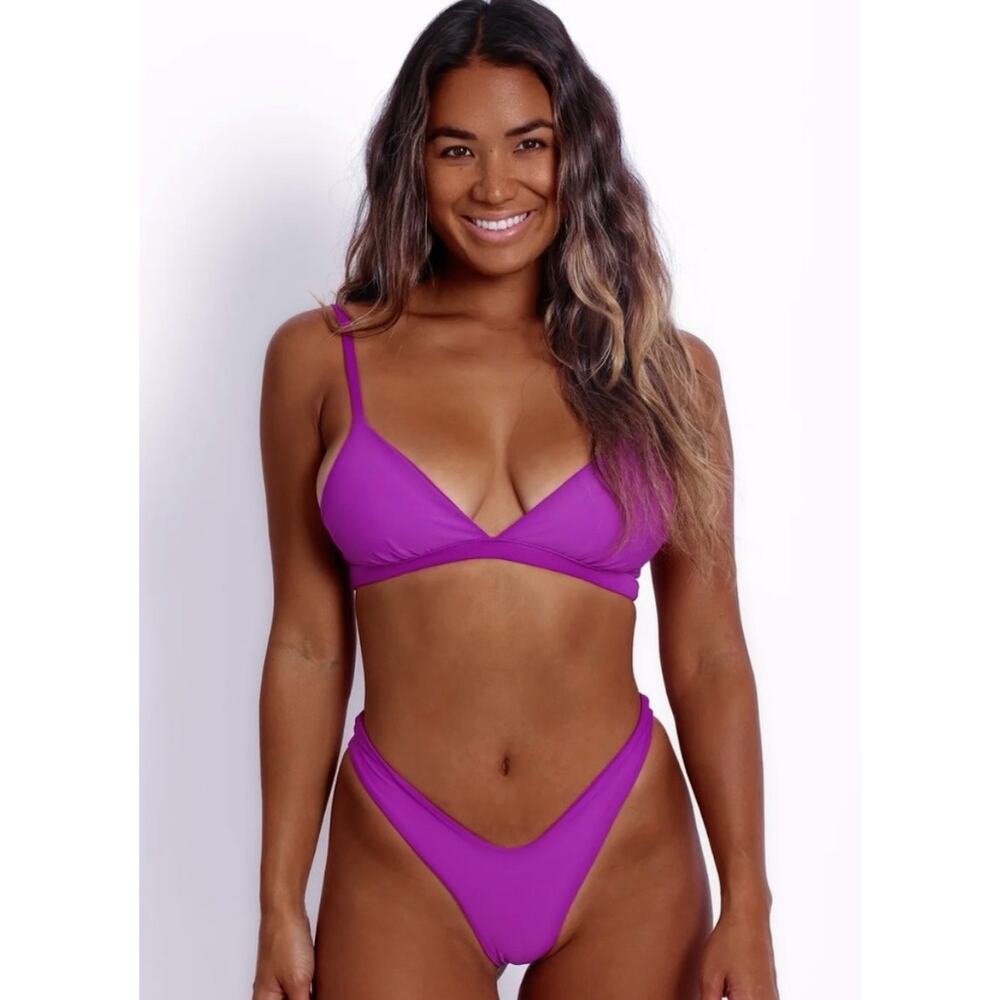Skatie• ‘Kourtney’ Bikini Top in VACAY